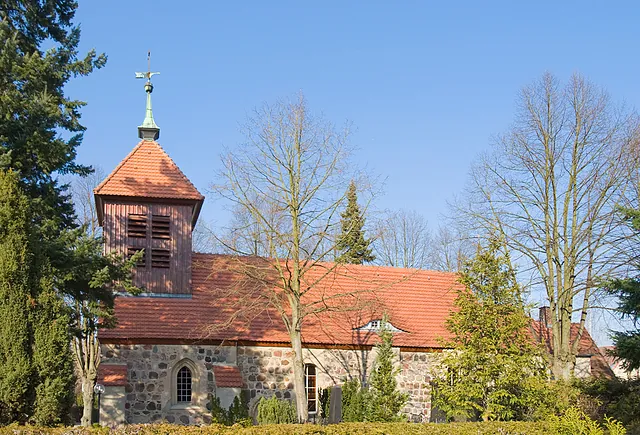 Dorfkirche Gatow mit Feldsteinsockel und hölzernem Turm